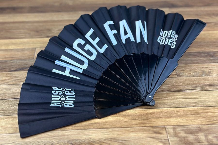 mooie zwarte huge fan handwaaier voor House of Bones